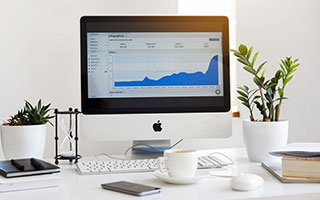 拉都拉不住，比甲前锋戴维球衣都被扯坏了但依旧打入进球